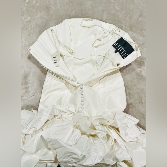 White by Vera Wang Wedding Dress – Strapless, Tiered Skirt, Train, Size 2 - Picture 7 of 16
